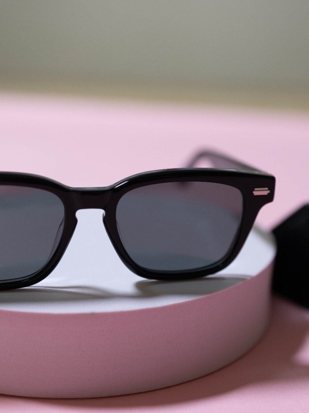 KIAURA Sunglasses in Black Crystal - Picture 2 of 12
